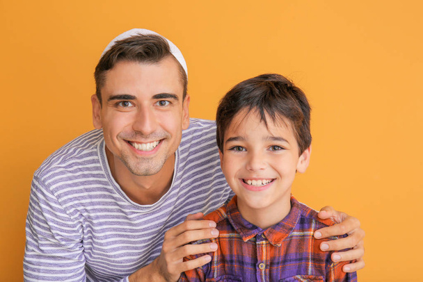 Πορτρέτο του μουσουλμάνου με το γιο στο φόντο χρώμα - Φωτογραφία, εικόνα