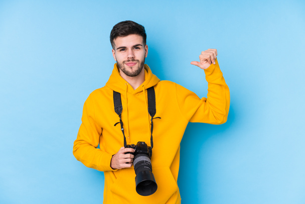Giovane fotografo caucasico uomo isolato si sente orgoglioso e sicuro di sé, esempio da seguire. - Foto, immagini