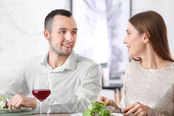 Šťastný mladý pár na romantické rande v kavárně - Fotografie, Obrázek