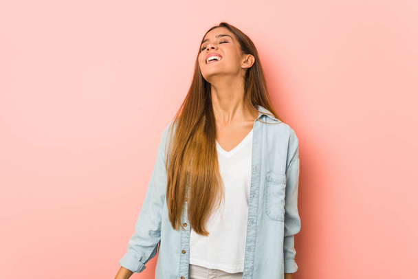 Fiatal karcsú nő nyugodt és boldog nevetés, nyak kinyújtott bemutató fogak. - Fotó, kép