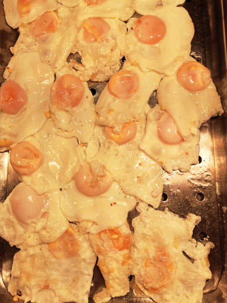 Gebratene und gekochte Eier. Omelett-Frühstück In der Küche - Foto, Bild