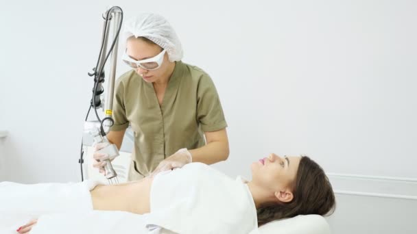terapeuta profissional faz procedimento de remoção de cabelo a laser
 - Filmagem, Vídeo