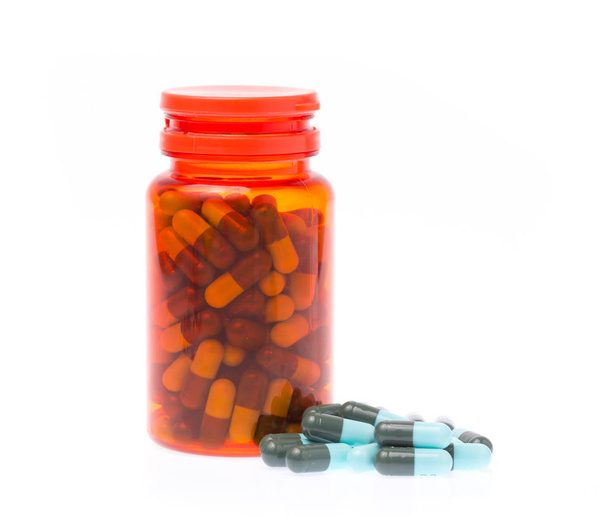 flacon de médicament avec des pilules isolées sur fond blanc
 - Photo, image