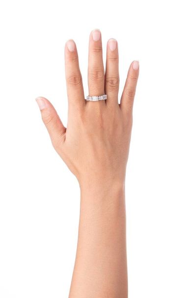 Zobrazit prsten na prstě izolovaných na bílém pozadí - Fotografie, Obrázek