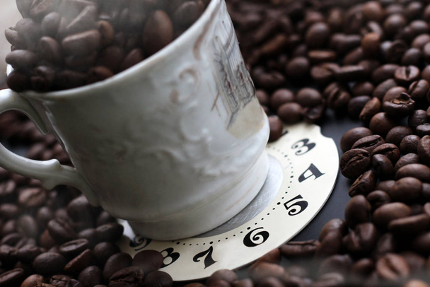 Réveil debout sur les grains de café. Concept du temps du café. Si près
. - Photo, image