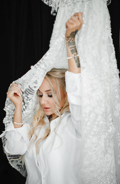 tender blonde bride posing on a wedding morning - Valokuva, kuva