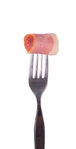 segurando bacon cru por garfo isolado em fundo branco
 - Foto, Imagem