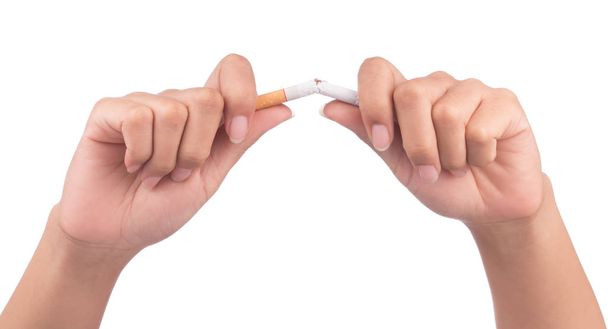 Přestaň kouřit, lidské ruce rozbíjejí cigaretu izolovanou na bílém pozadí. - Fotografie, Obrázek