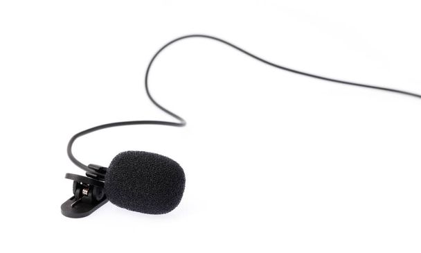 Lapela de microfone ou lavalier isolado em fundo branco
 - Foto, Imagem