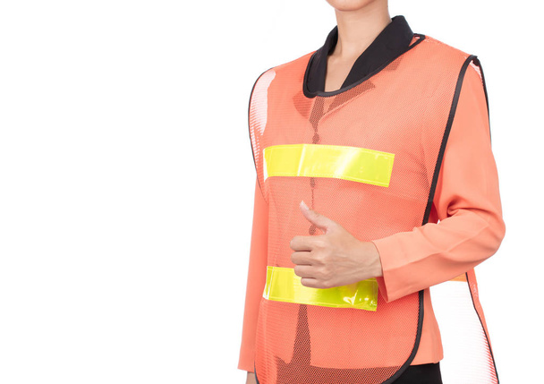 vrouw civiel ingenieur in oranje shirt tonen duim omhoog geïsoleerd op witte achtergrond - Foto, afbeelding