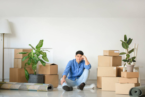 Asiatique homme avec des biens à la maison le jour du déménagement
 - Photo, image