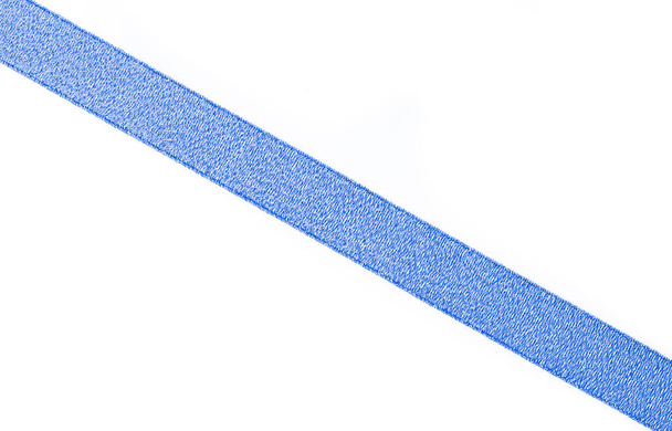 ruban bleu isolé sur fond blanc. - Photo, image
