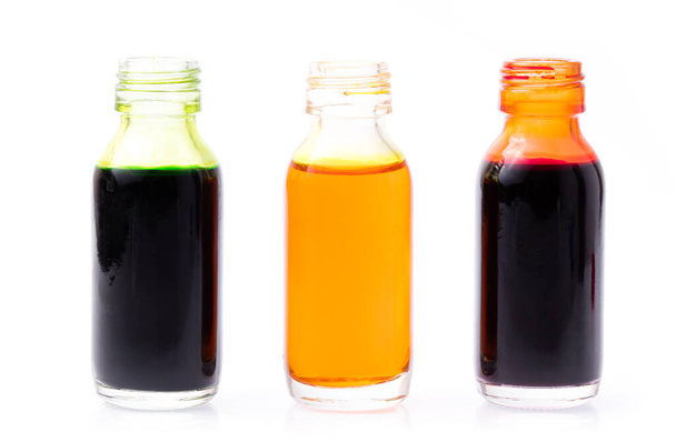 Жидкий пищевой цвет добавки изолированы на белом фоне
 - Фото, изображение