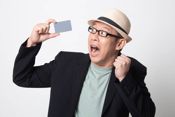 Happy adult asian man with a blank card on white background - Foto, afbeelding