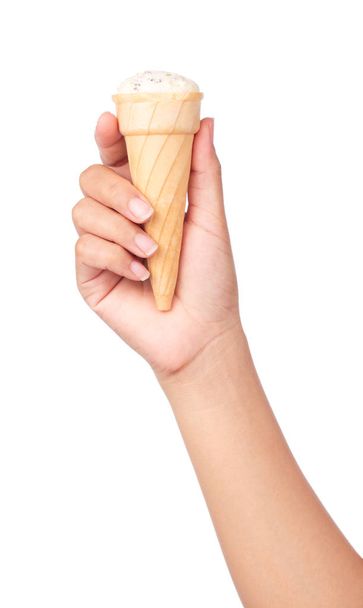 πρόσωπο χέρι κρατώντας παγωτό βανίλια σε κώνο απομονωμένο σε λευκό φόντο - Φωτογραφία, εικόνα