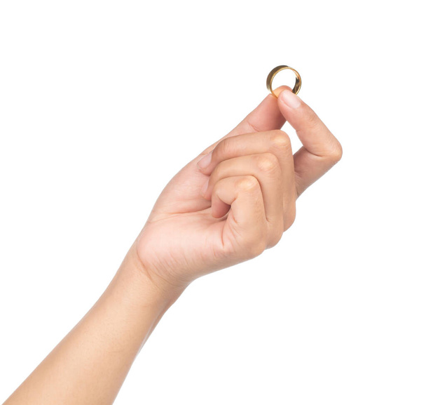 hand met gouden ring geïsoleerd op witte achtergrond - Foto, afbeelding