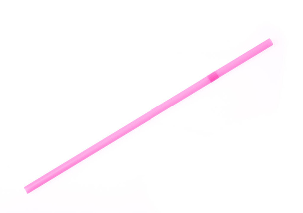 Розовая соломинка на белом фоне
. - Фото, изображение