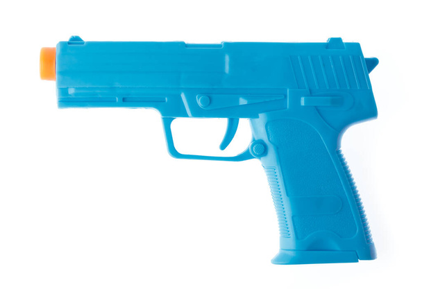Arma de brinquedo feita de plástico isolado no fundo branco
 - Foto, Imagem