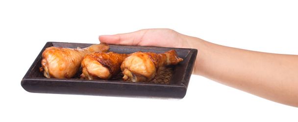 kézi gazdaság pörkölt csirkeláb tálcán szövés elszigetelt fehér alapon - Fotó, kép