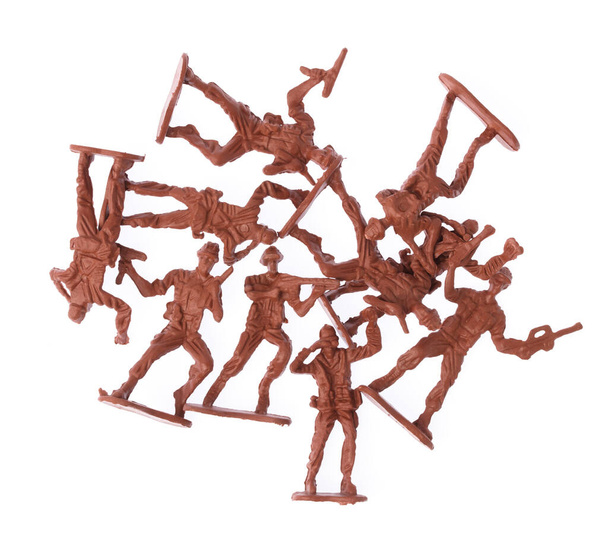 groepen miniatuur speelgoed soldaten geïsoleerd op witte achtergrond - Foto, afbeelding