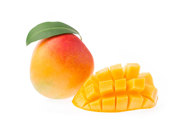 Scheibe Mango mit Blatt isoliert auf weißem Hintergrund - Foto, Bild