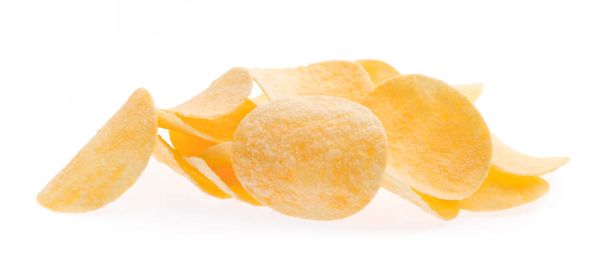 картофельные чипсы на белом фоне - Фото, изображение