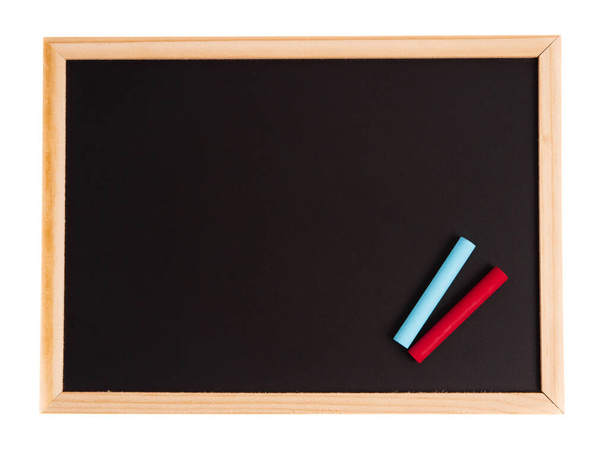 blanco schoolbord met gekleurd krijt geïsoleerd op witte achtergrond - Foto, afbeelding