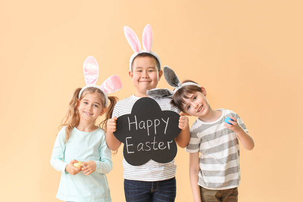 Kisgyermekek húsvéti tojás és tábla színes háttér - Fotó, kép