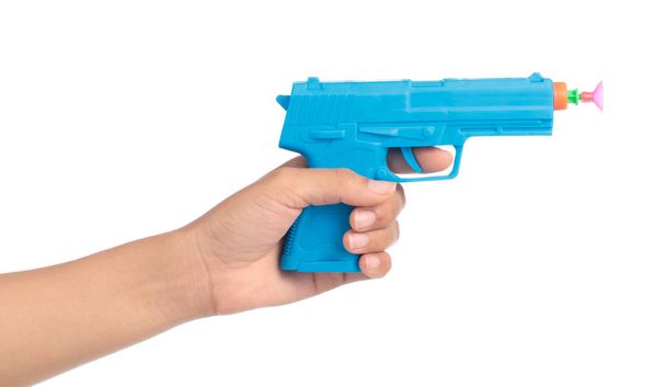 ręka gospodarstwa Toy Gun wykonane z tworzywa sztucznego izolowane na białym tle - Zdjęcie, obraz