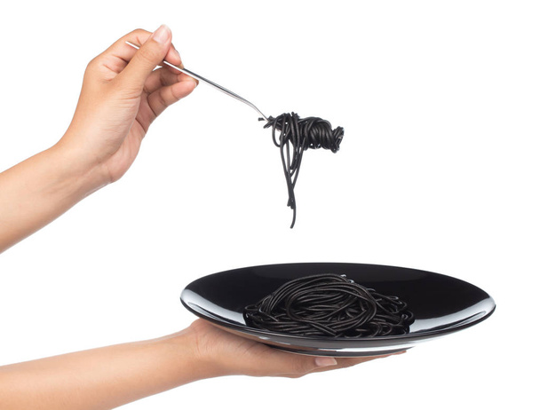 espaguetis de pasta negra con un tenedor aislado sobre fondo blanco
 - Foto, imagen