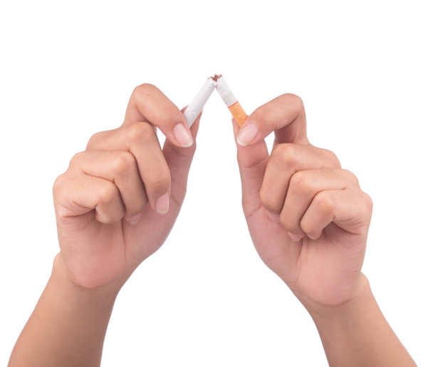 Rzuć palenie, ludzkie ręce łamią papierosa na białym tle. - Zdjęcie, obraz