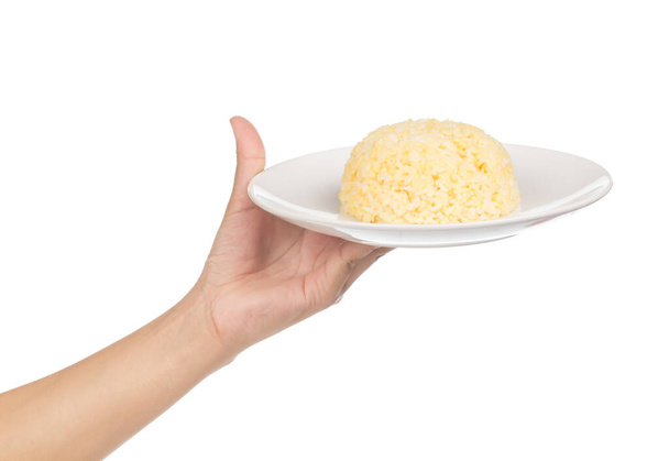 χειροποίητο ρύζι σε πιάτο / μερίδα μαγειρεμένου κίτρινου ρυζιού σε λευκό κεραμικό πιάτο - Φωτογραφία, εικόνα