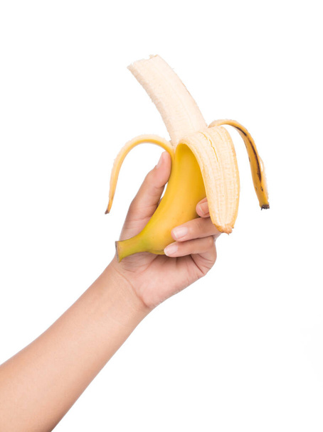 Χέρια ξεφλούδισμα μπανάνα που απομονώνονται σε λευκό φόντο. - Φωτογραφία, εικόνα