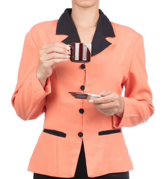 Красива жінка в помаранчевій сорочці тримає чашку кави ізольовано на білому тлі
 - Фото, зображення