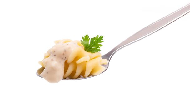 Pasta op lepel geïsoleerd op witte achtergrond - Foto, afbeelding