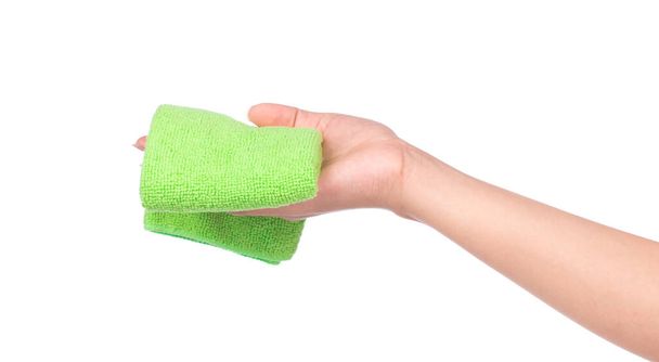 hand houden oranje en groene handdoekrollen geïsoleerd op witte achtergrond. - Foto, afbeelding