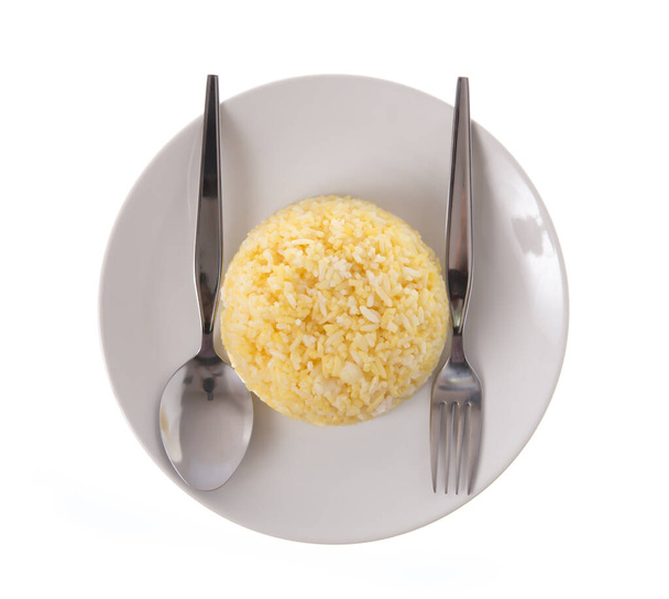 arroz em uma chapa / uma porção de arroz amarelo cozido em prato de cerâmica branca
 - Foto, Imagem