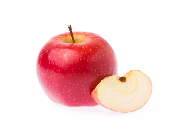φέτα κόκκινο μήλο που απομονώνονται σε λευκό φόντο - Φωτογραφία, εικόνα