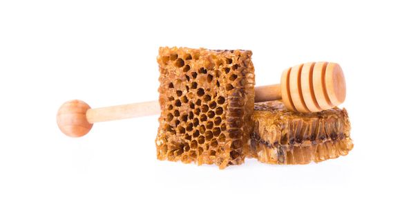 Petos de abeja con cuenco de madera para miel aislado sobre fondo blanco
 - Foto, Imagen