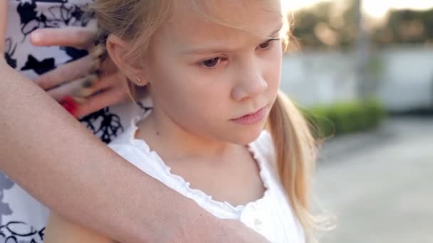 Πορτρέτο του λυπημένου μικρού κοριτσιού που στέκεται κοντά σε ένα σπίτι την ώρα της ημέρας - Πλάνα, βίντεο