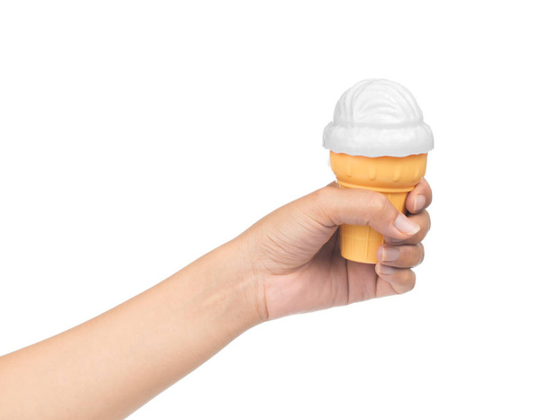 χέρι κρατώντας βανίλια παγωτό χωνάκι απομονωμένο σε λευκό φόντο - Φωτογραφία, εικόνα