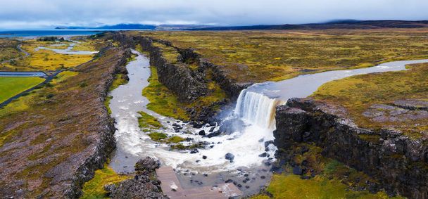 Luftaufnahme der Oxarafoss-Wasserfälle in Island - Foto, Bild