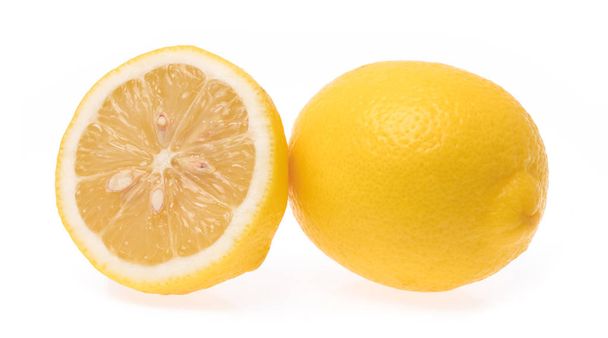 Plátky citronu izolované na bílém pozadí - Fotografie, Obrázek
