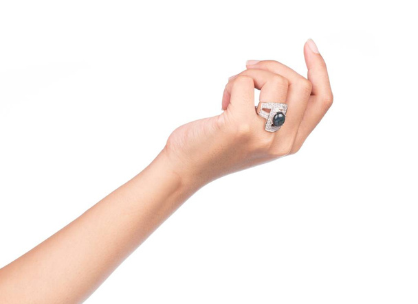 χέρι της γυναίκας που δείχνει το δαχτυλίδι απομονωμένο σε λευκό φόντο  - Φωτογραφία, εικόνα