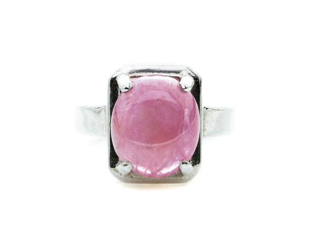 anel de rubi rosa no fundo branco
 - Foto, Imagem