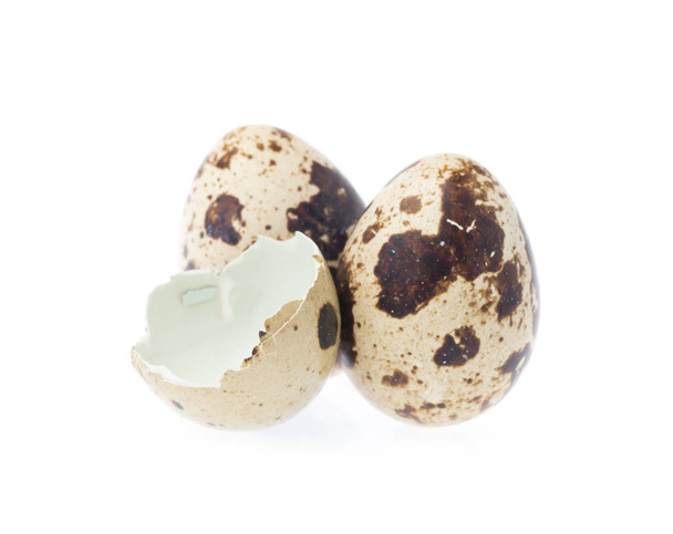 Разбитое перепелиное яйцо на белом фоне
 - Фото, изображение
