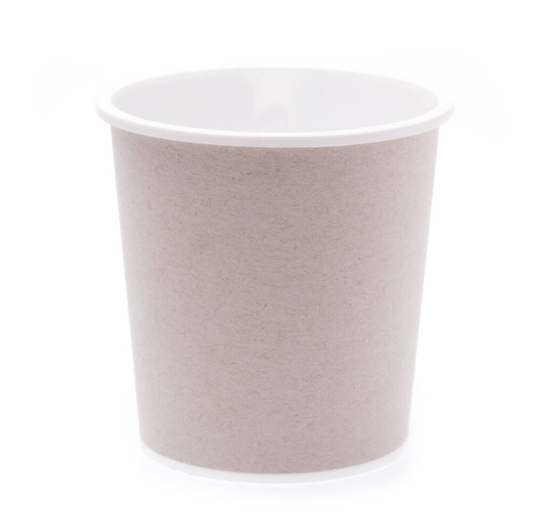Маленькая коричневая бумажная чашка на белом фоне
 - Фото, изображение