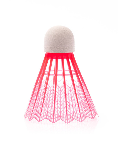 badminton navette en plastique coloré isolé sur fond blanc
 - Photo, image