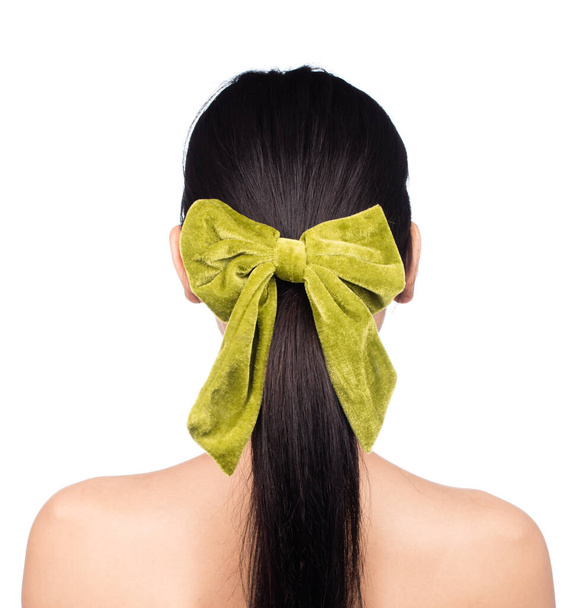 Portret młodej kobiety z zielonym łukiem we włosach odizolowanych na białym tle. - Zdjęcie, obraz