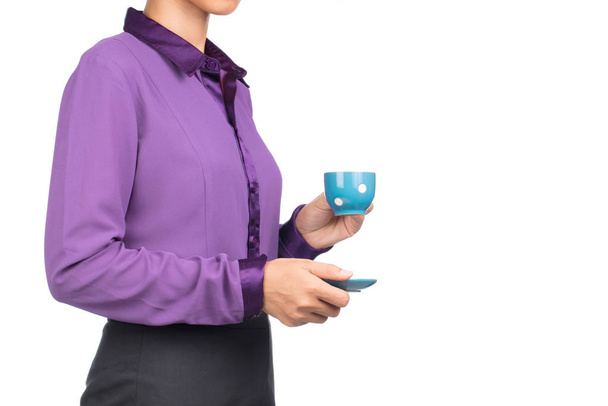 Bella donna in camicia viola è in possesso di una tazza di caffè isolato su sfondo bianco
 - Foto, immagini